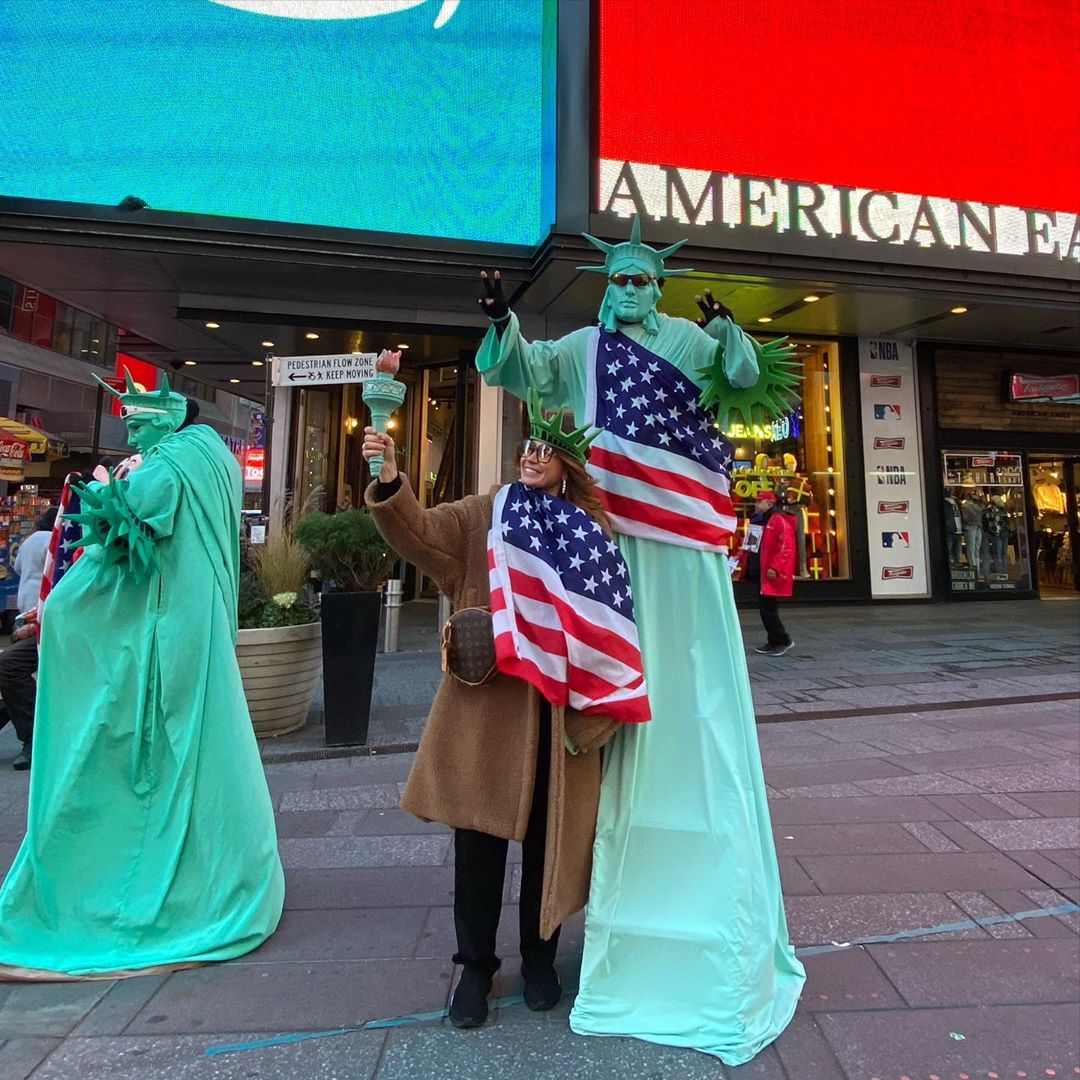 "Такі щирі": дружина MONATIK'а розчулила щасливим фото з чоловіком з США