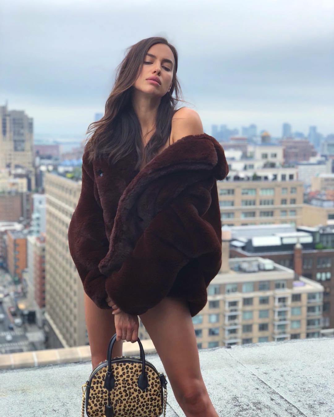 Будет жарко: стильная Ирина Шейк засыпала сеть фото в летних образах