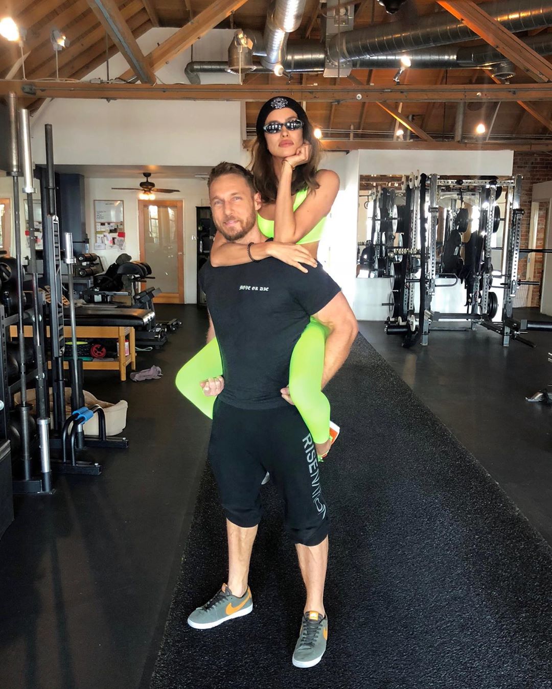 Бунтарка з Нью-Йорка: Ірина Шейк в кислотній шубі і грубих черевиках вразила сміливим образом