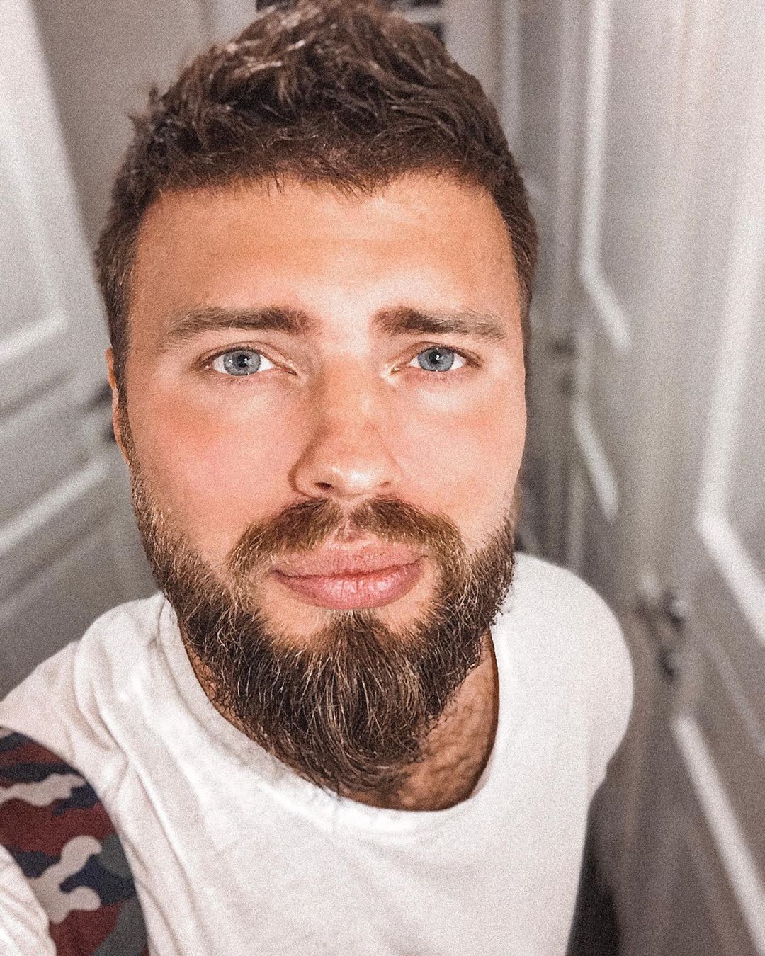 В Одессе из окна выпал известный ведущий: все подробности