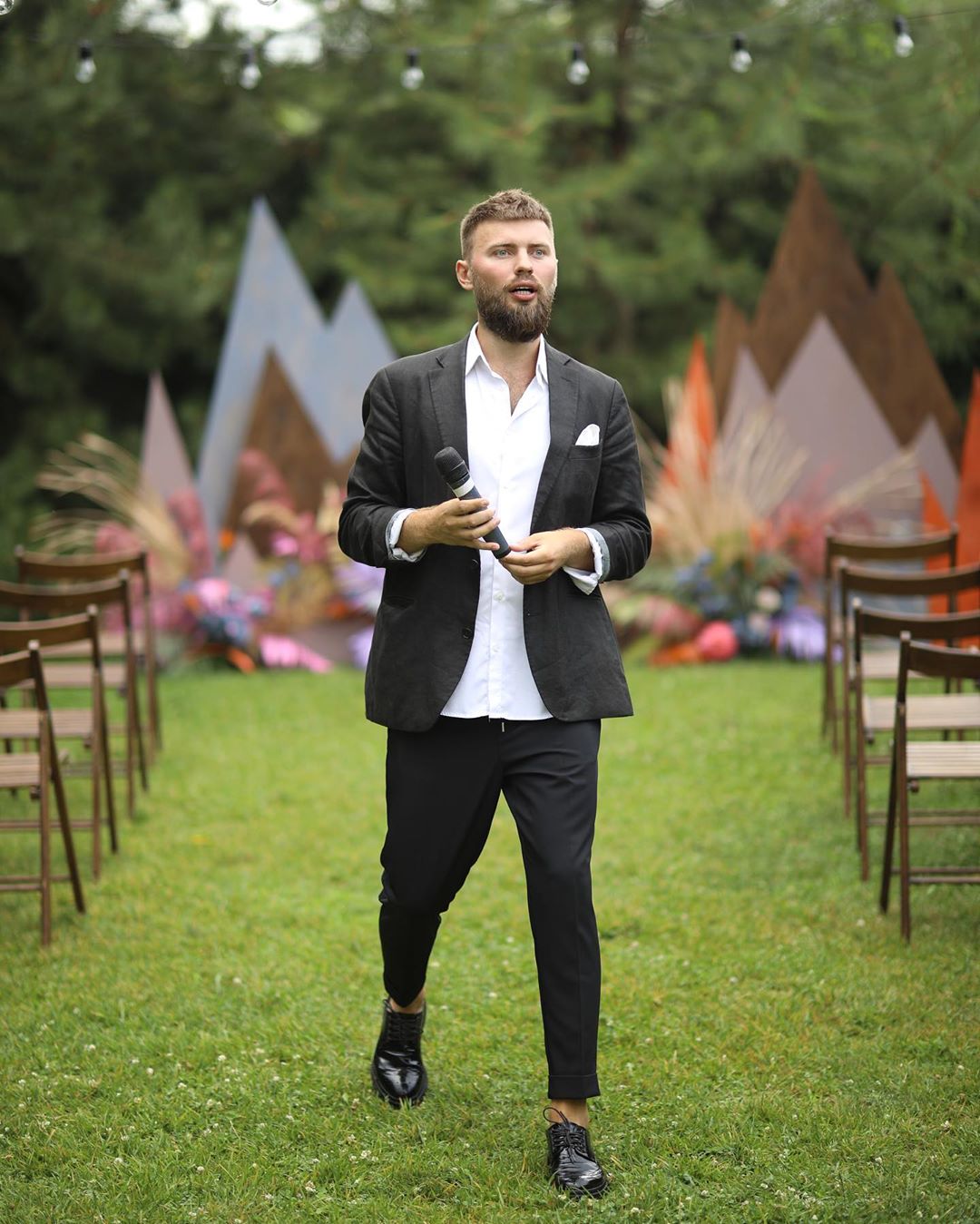 В Одессе из окна выпал известный ведущий: все подробности