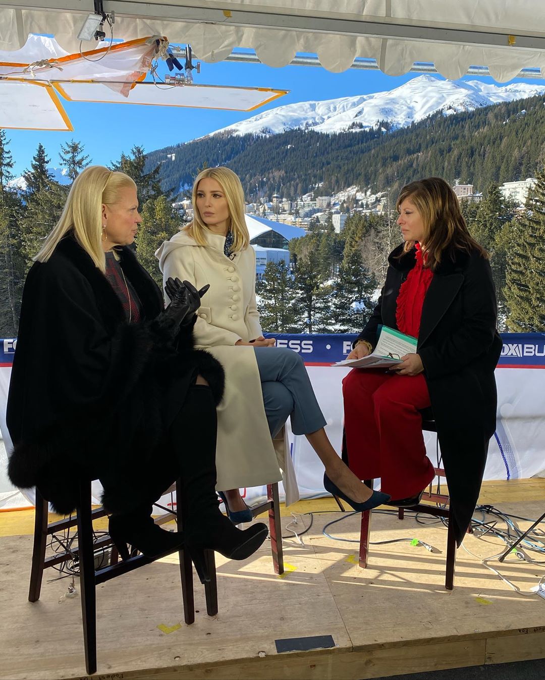 Иванка Трамп покорила трендовым образом в молочном пальто на экономическом форуме в Давосе