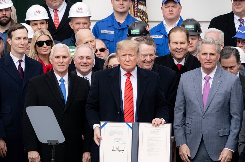 Иванка Трамп прогадала с кроем пальто, которое прибавило ей лишние сантиметры