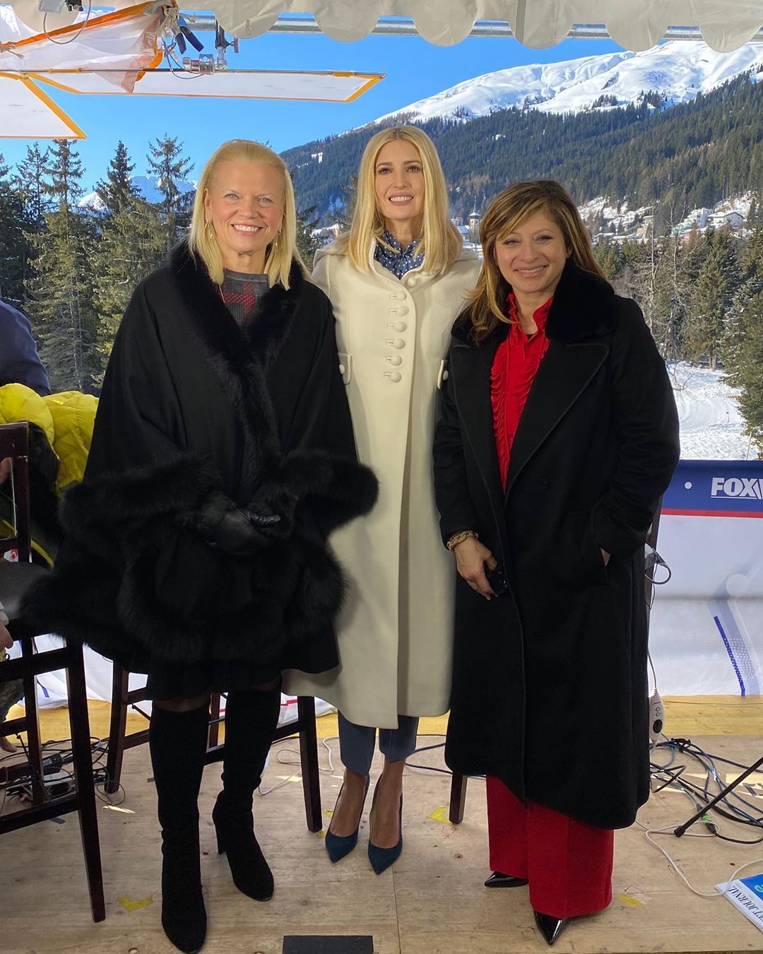 Иванка Трамп покорила трендовым образом в молочном пальто на экономическом форуме в Давосе