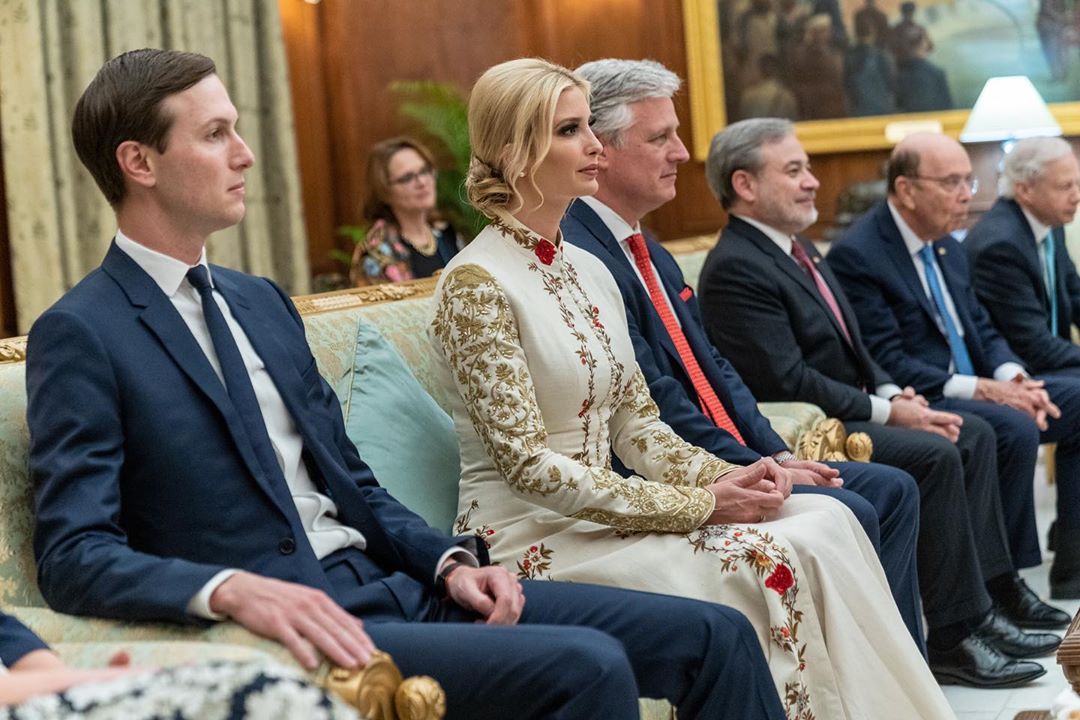 Іванка Трамп засліпила розкішним образом в білому платті, залишивши позаду мачуху