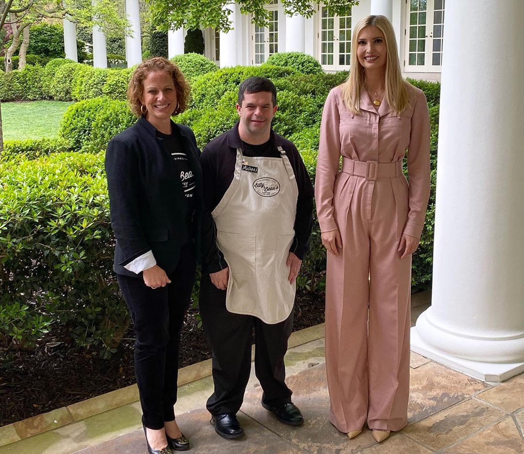 Иванка Трамп добавила лишние сантиметры на бедрах, выбрав неудачный наряд для официального выхода на карантине