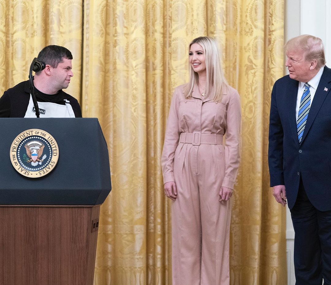 Иванка Трамп добавила лишние сантиметры на бедрах, выбрав неудачный наряд для официального выхода на карантине
