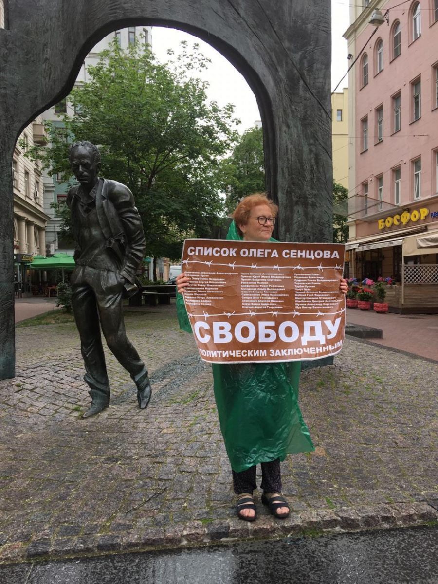 На вас злість зривають: у Москві затримали відому активістку, захисницю Сенцова