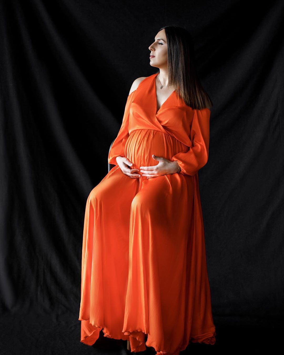 Сама ніжність: вагітна Джамала захопила трепетним фотосетом в яскравому вбранні