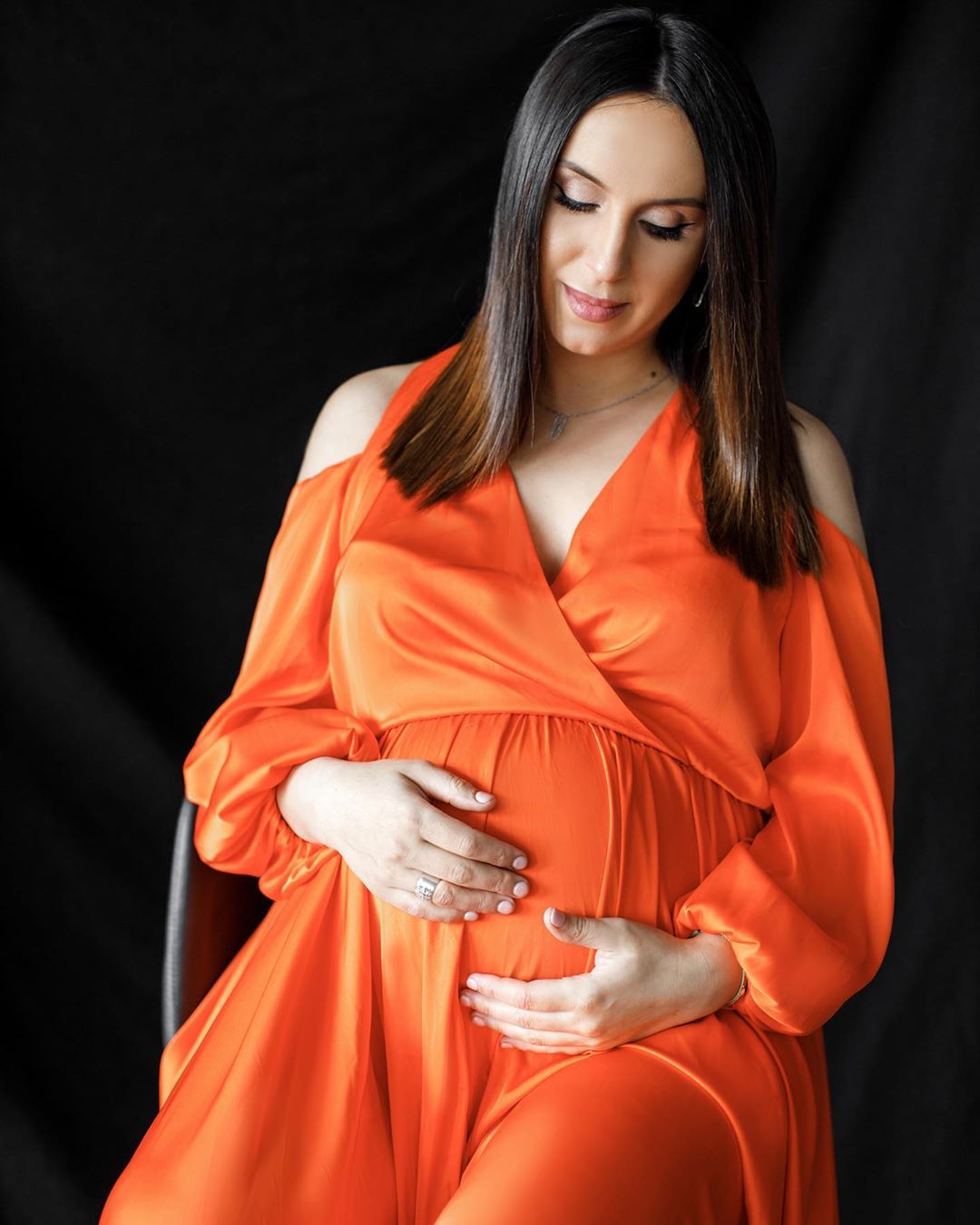 Сама ніжність: вагітна Джамала захопила трепетним фотосетом в яскравому вбранні