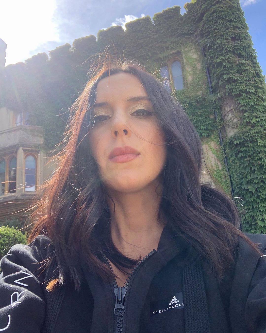 Привезла сонце: Джамала прогулялася по території середньовічного замку в Лондоні