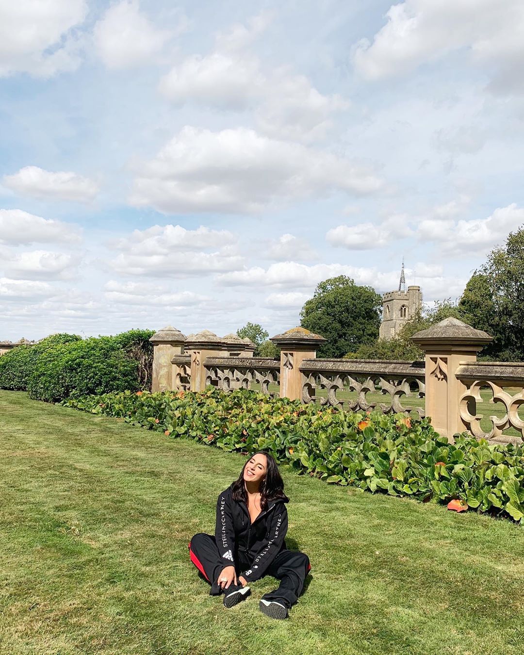 Привезла сонце: Джамала прогулялася по території середньовічного замку в Лондоні