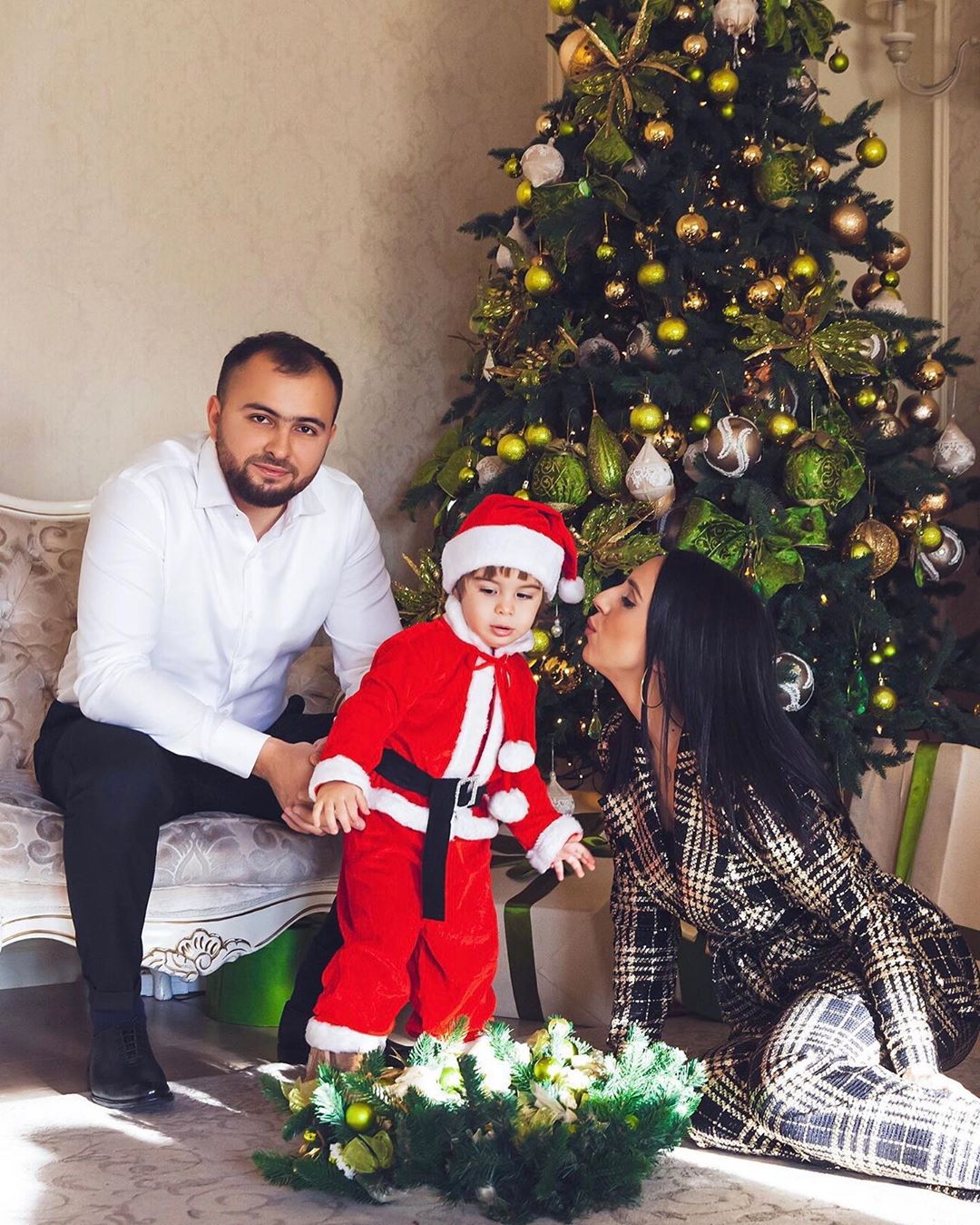 Столько тепла! Джамала растрогала новогодним семейным фотосетом с мужем и сыном