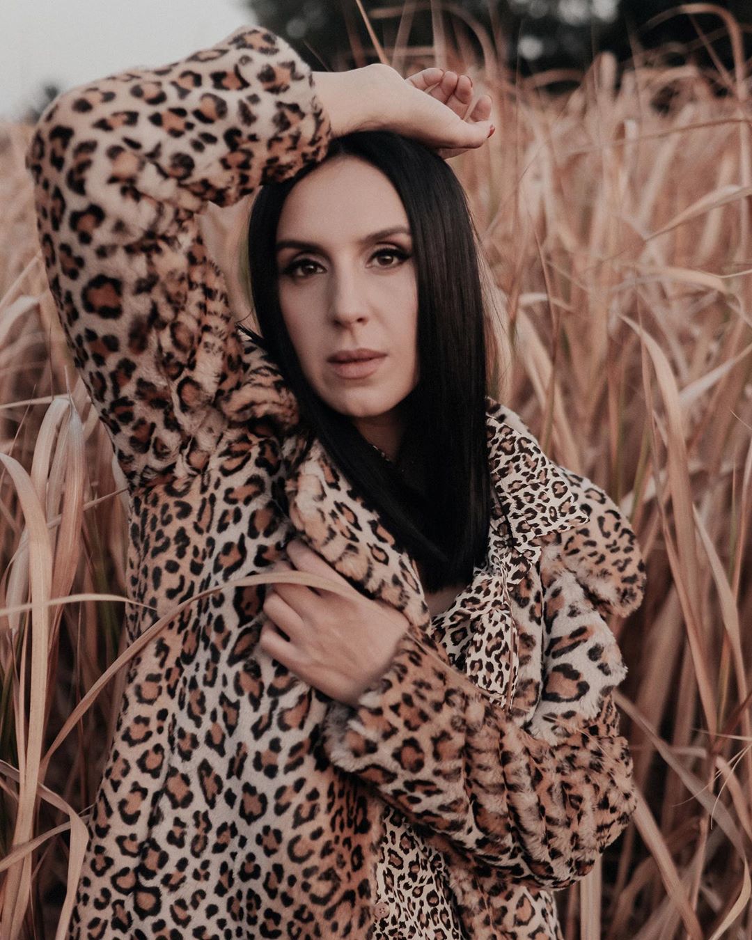 Затаившийся леопард: Джамала поразила фотосессией в поле в "хищном" образе