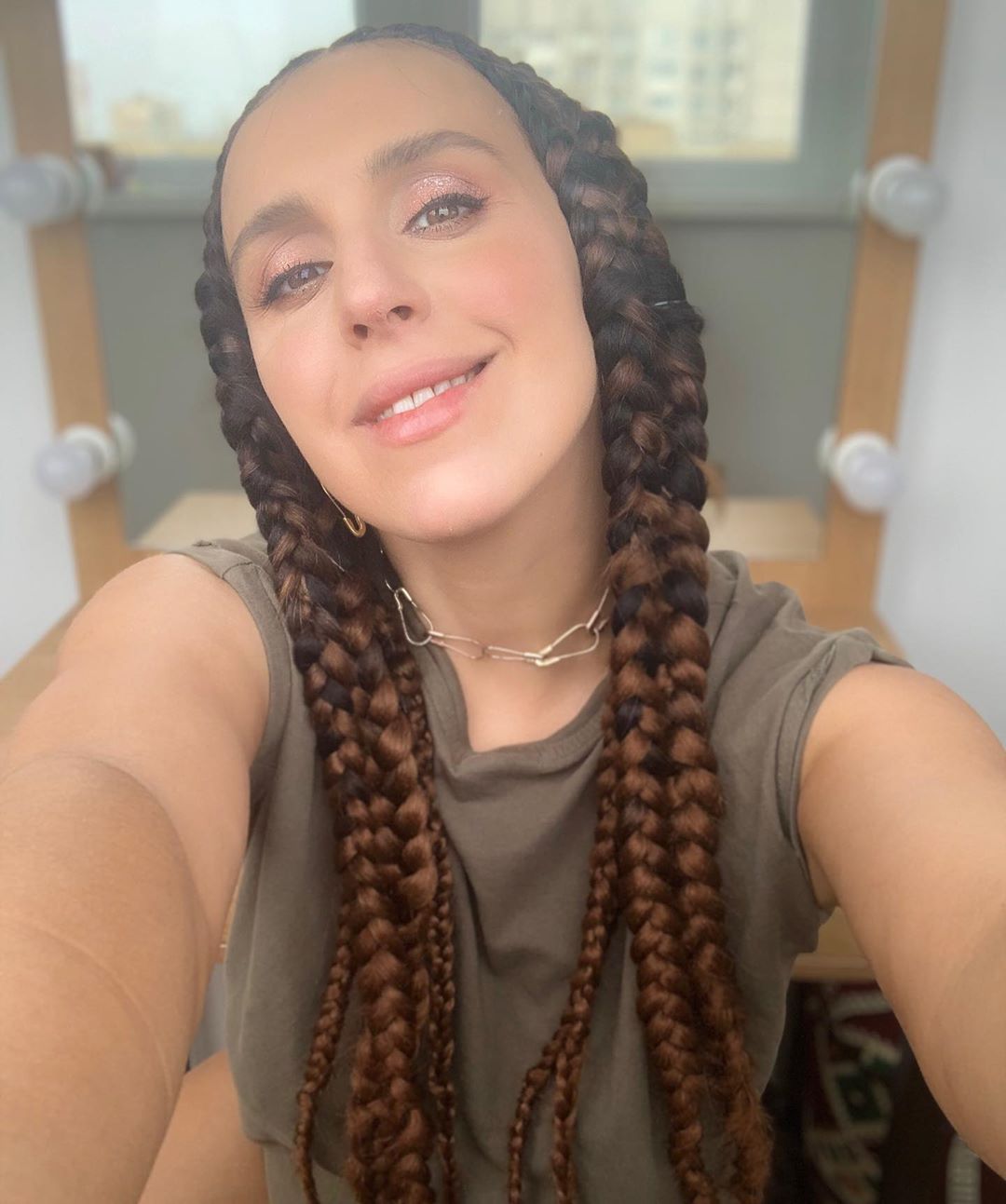 Вагітна Джамала показала несподівано бунтарський образ, приховавши кругленький животик