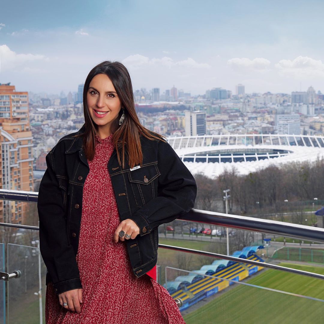 Вагітна Джамала показала несподівано бунтарський образ, приховавши кругленький животик