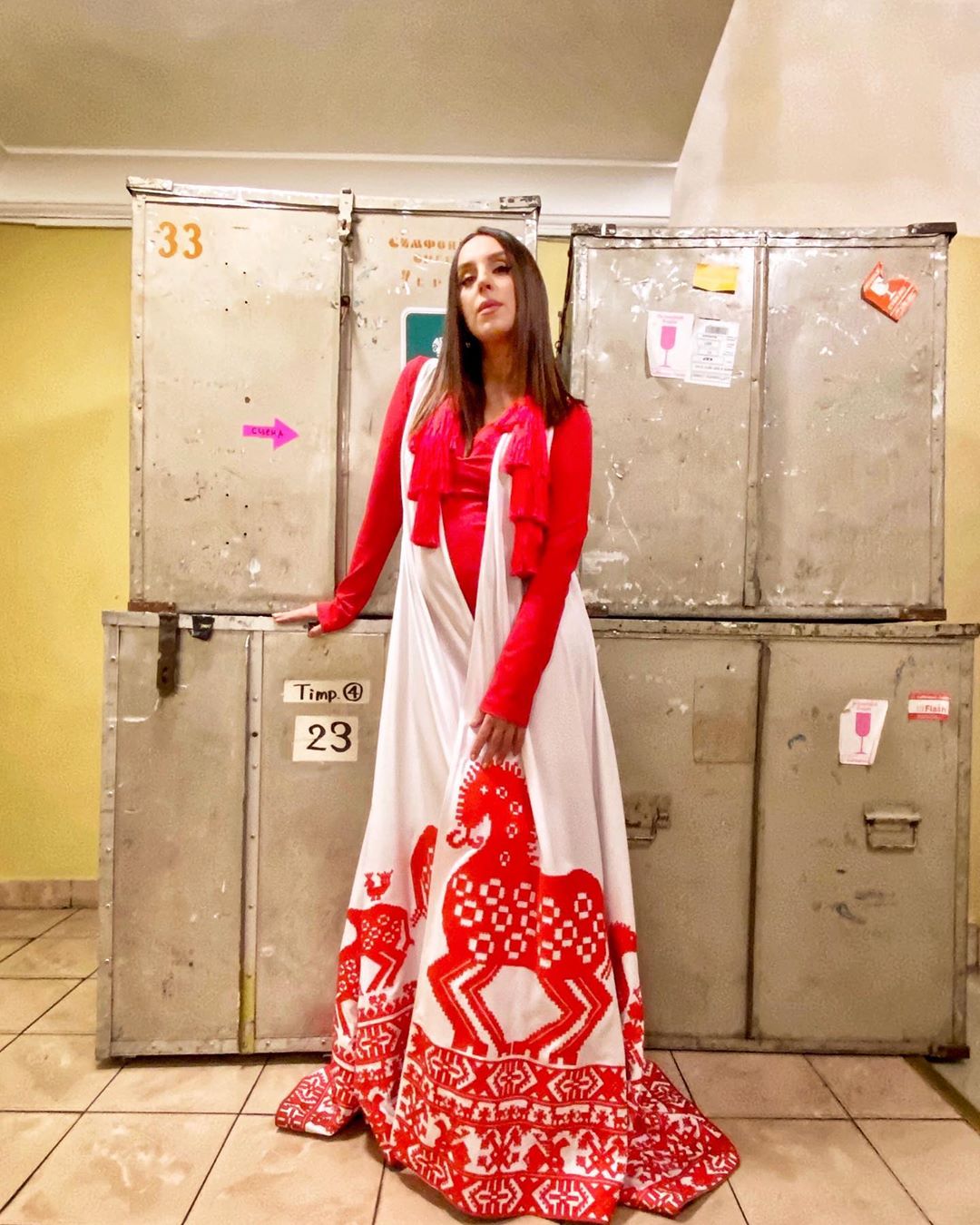 Світиться від щастя: Джамала підкреслила вагітний животик яскравим платтям в етнічному стилі