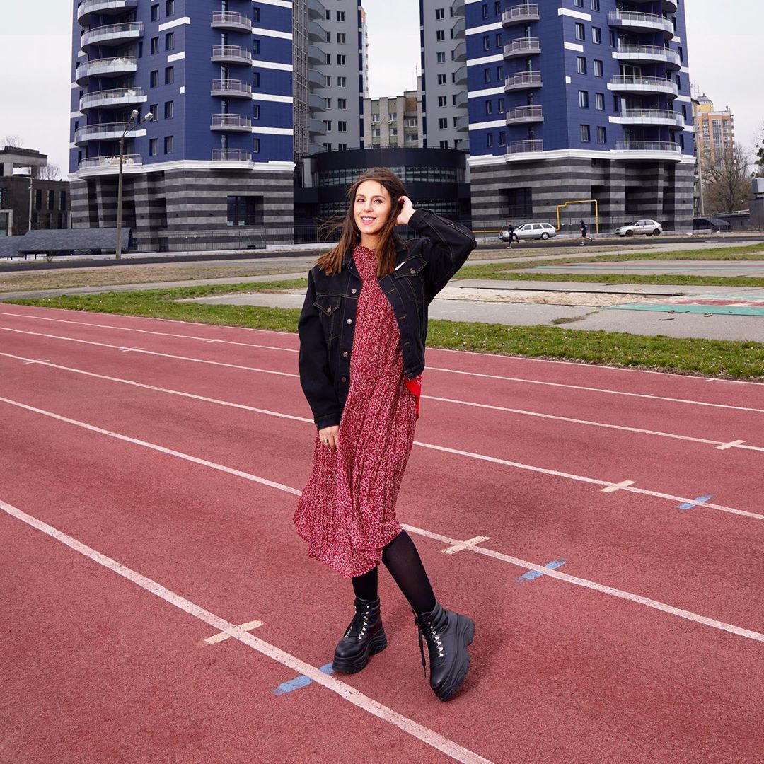 Вагітна Джамала показала несподівано бунтарський образ, приховавши кругленький животик