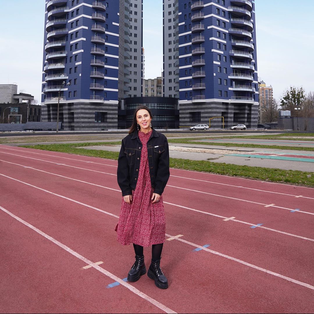 Вагітна Джамала показала несподівано бунтарський образ, приховавши кругленький животик