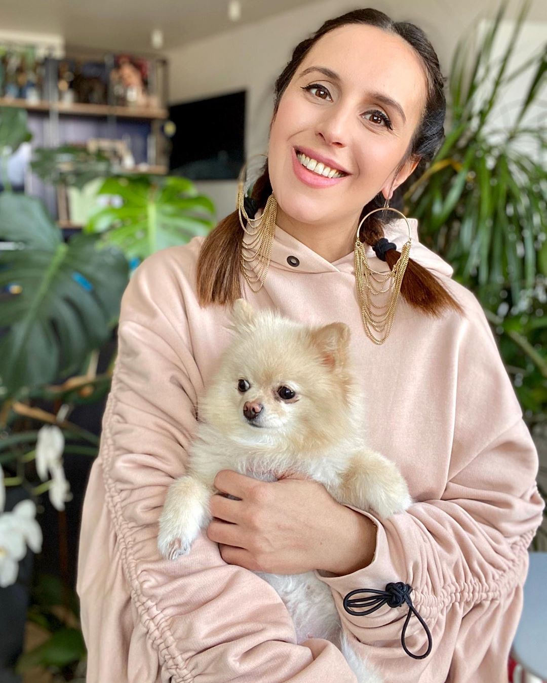 Солнышко наше: беременная Джамала принесла с собой весну на цветущем фото