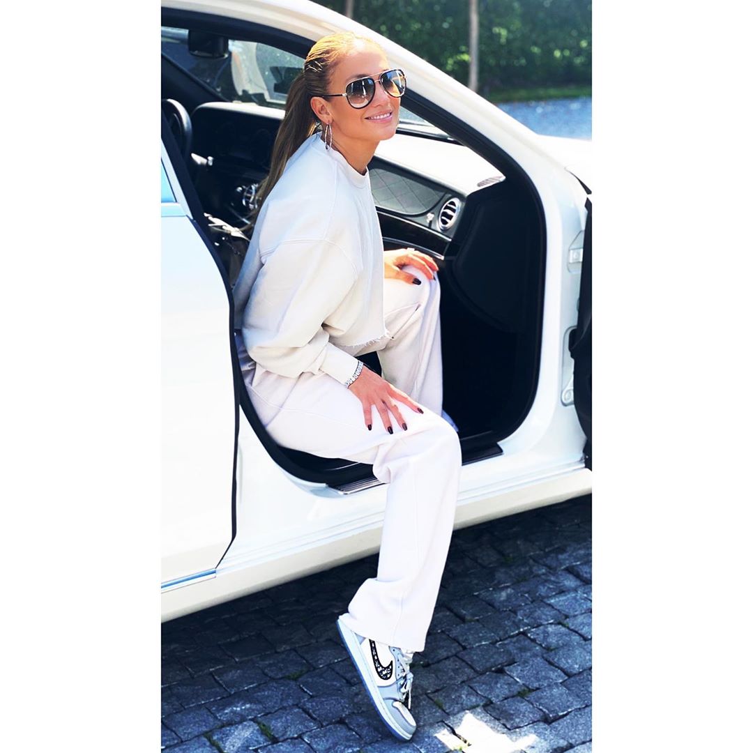 Бездоганний total white: Дженніфер Лопес похвалилася стрункою фігурою в стильному вбранні