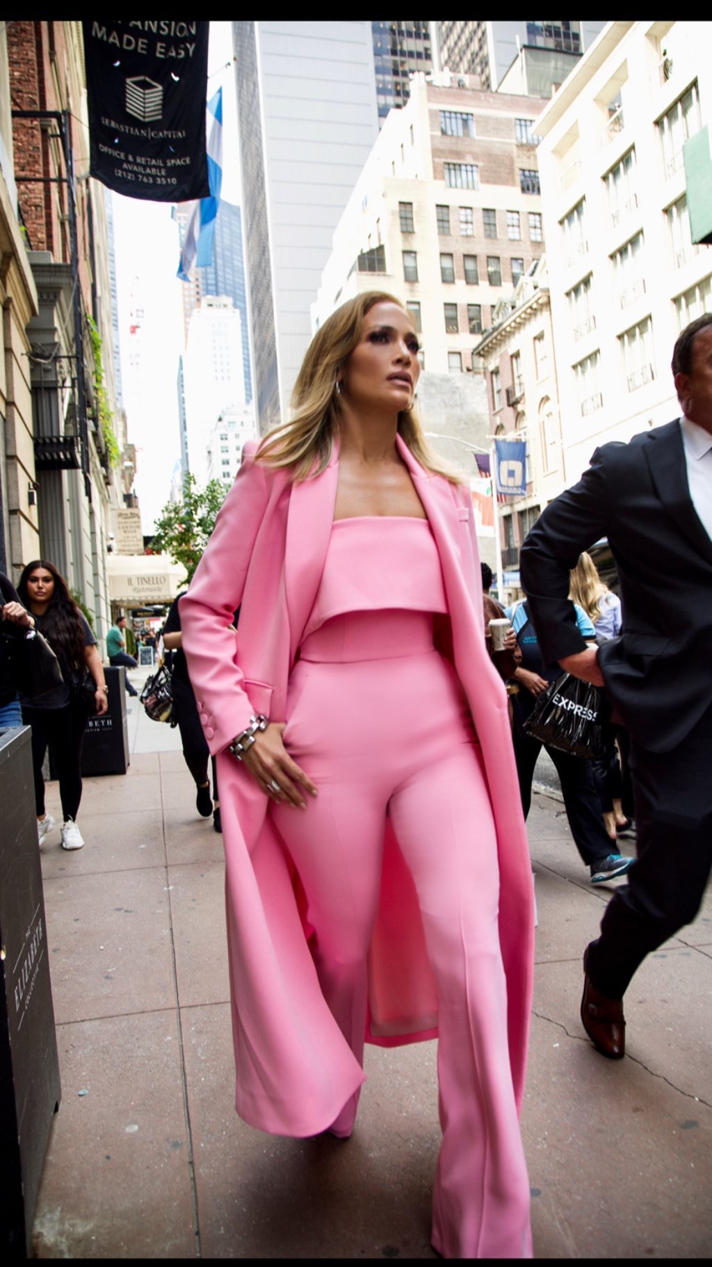 Ще молодша: 50-річна Дженніфер Лопес захоплює квітучим зовнішнім виглядом