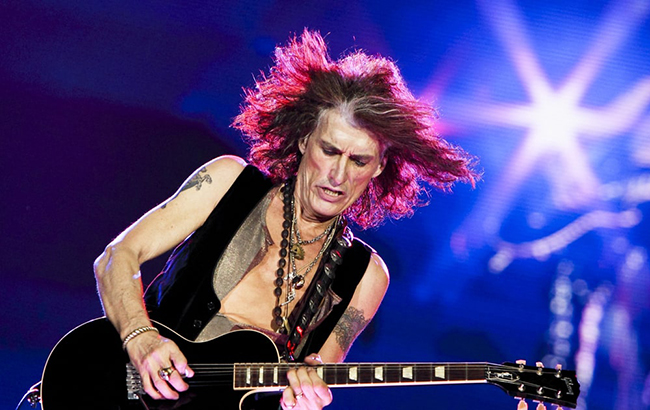 Участника группы Aerosmith госпитализировали прямо со сцены