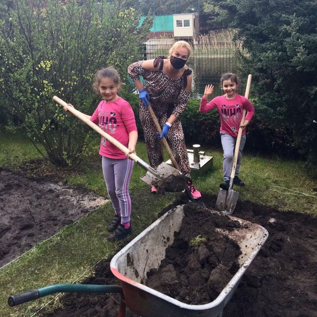 Онлайн-гімнастика і город: Камалія вразила зайнятістю 6-річних дочок на карантині