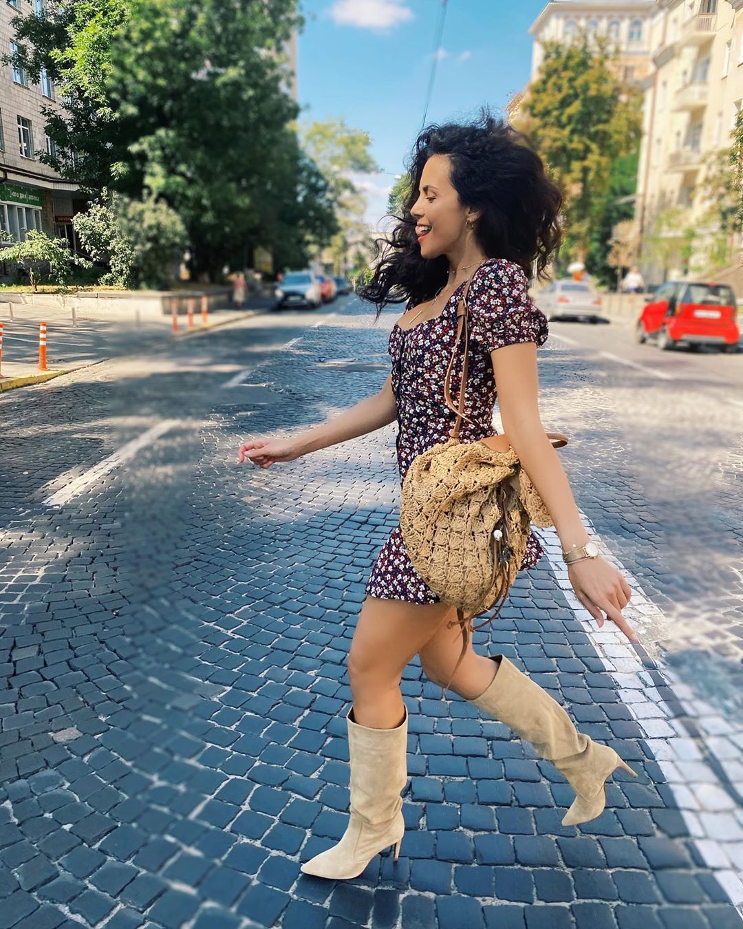 Вийшла з коханим на прогулянку: Каменських в легкому платті здивувала своїм луком