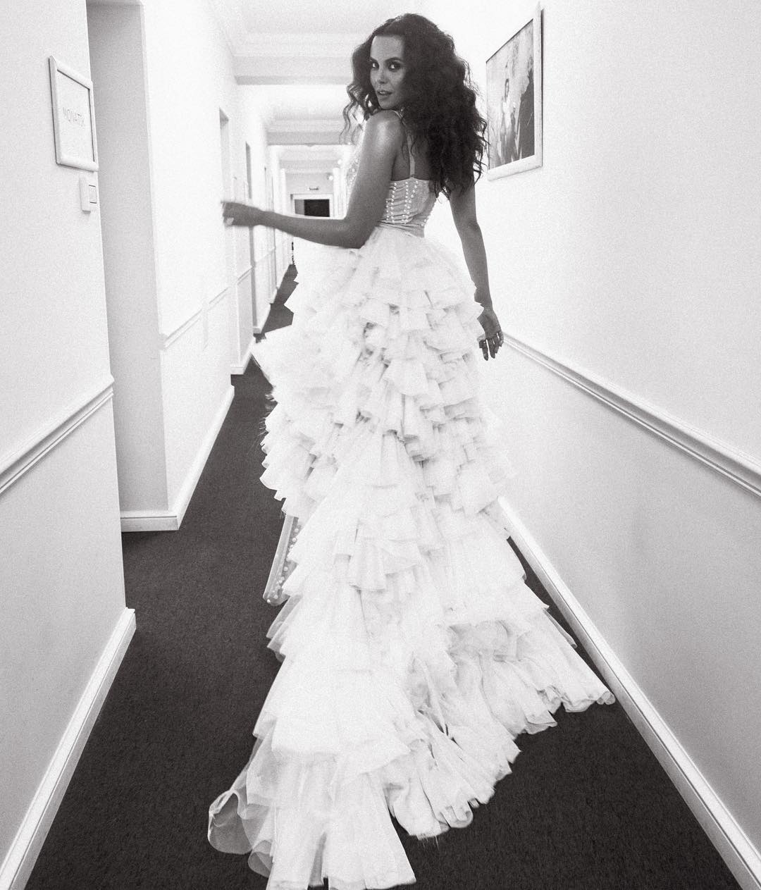 Як наречена: Настя Каменських захопила ефектною "зефірною" сукнею