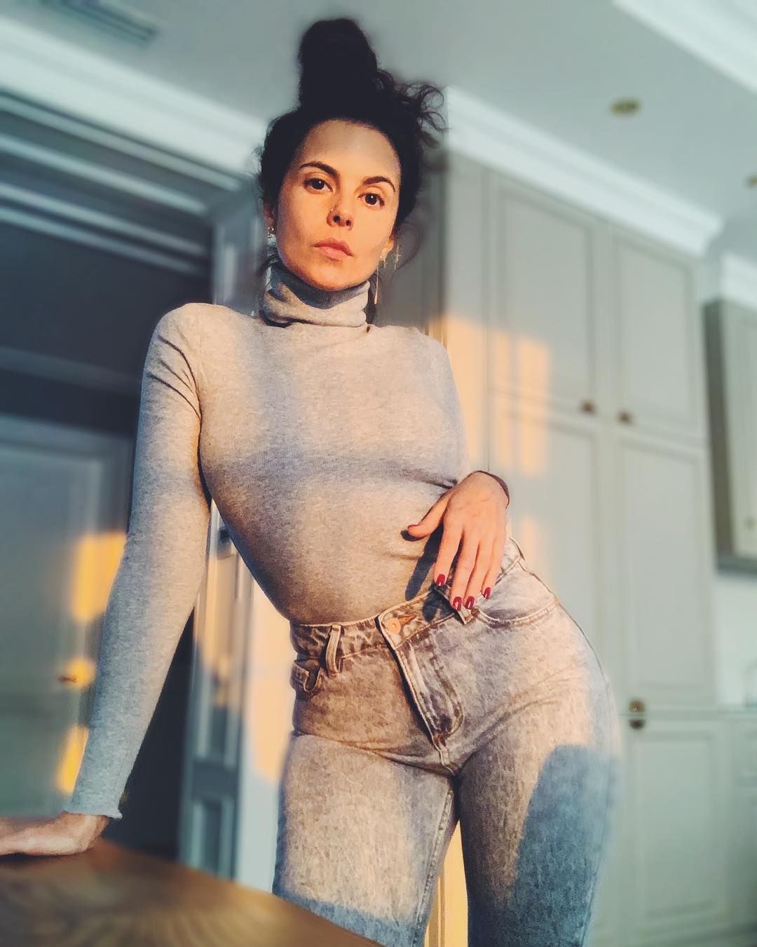 Грустные глаза: Каменских без макияжа встревожила фанов уставшим видом