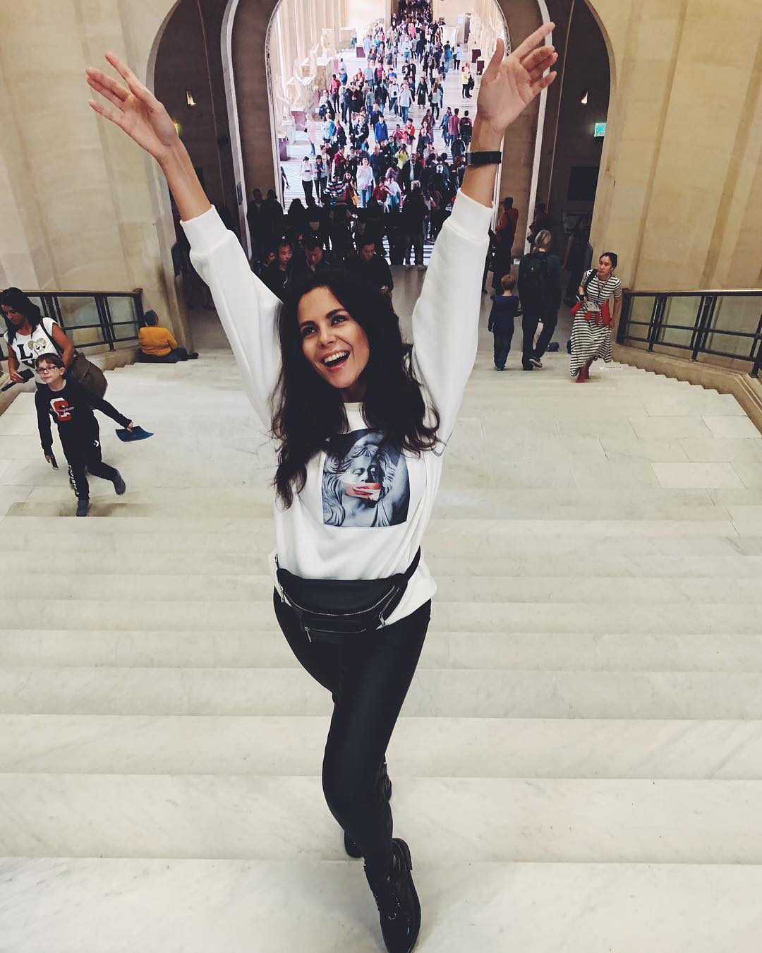 Справжня парижанка: Настя Каменських захопила елегантністю в Парижі