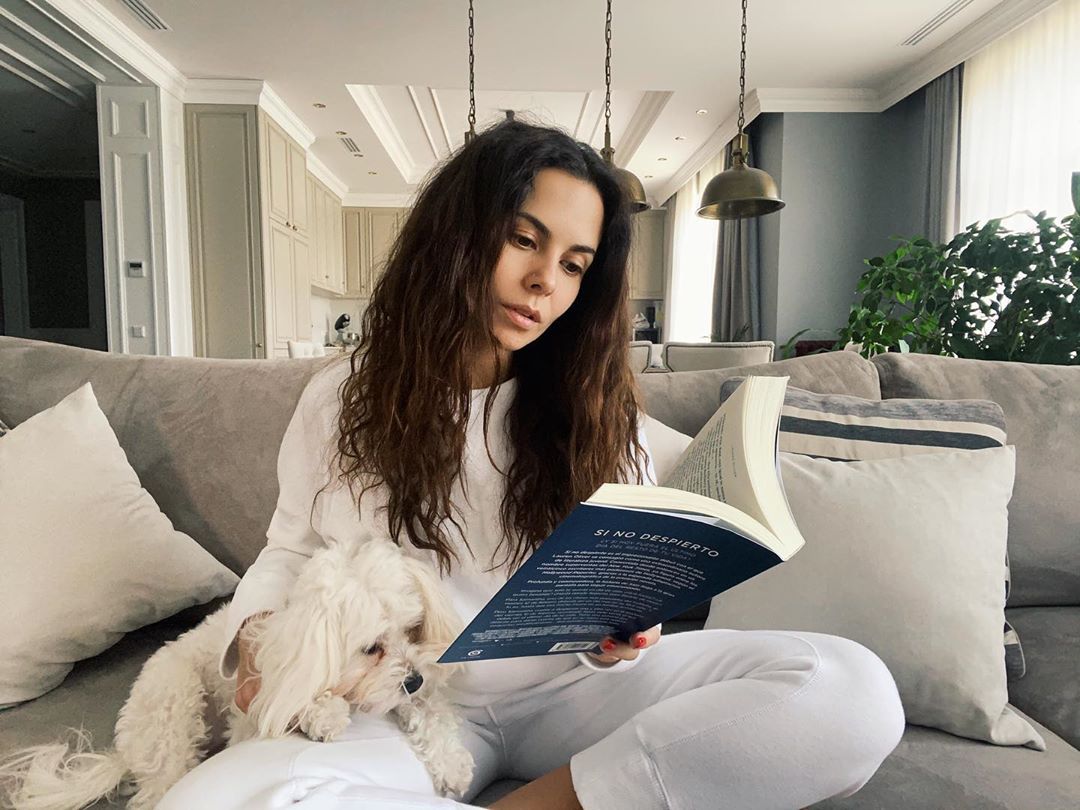Изменили мою жизнь: Настя Каменских поделилась списком книг для самопознания и развития
