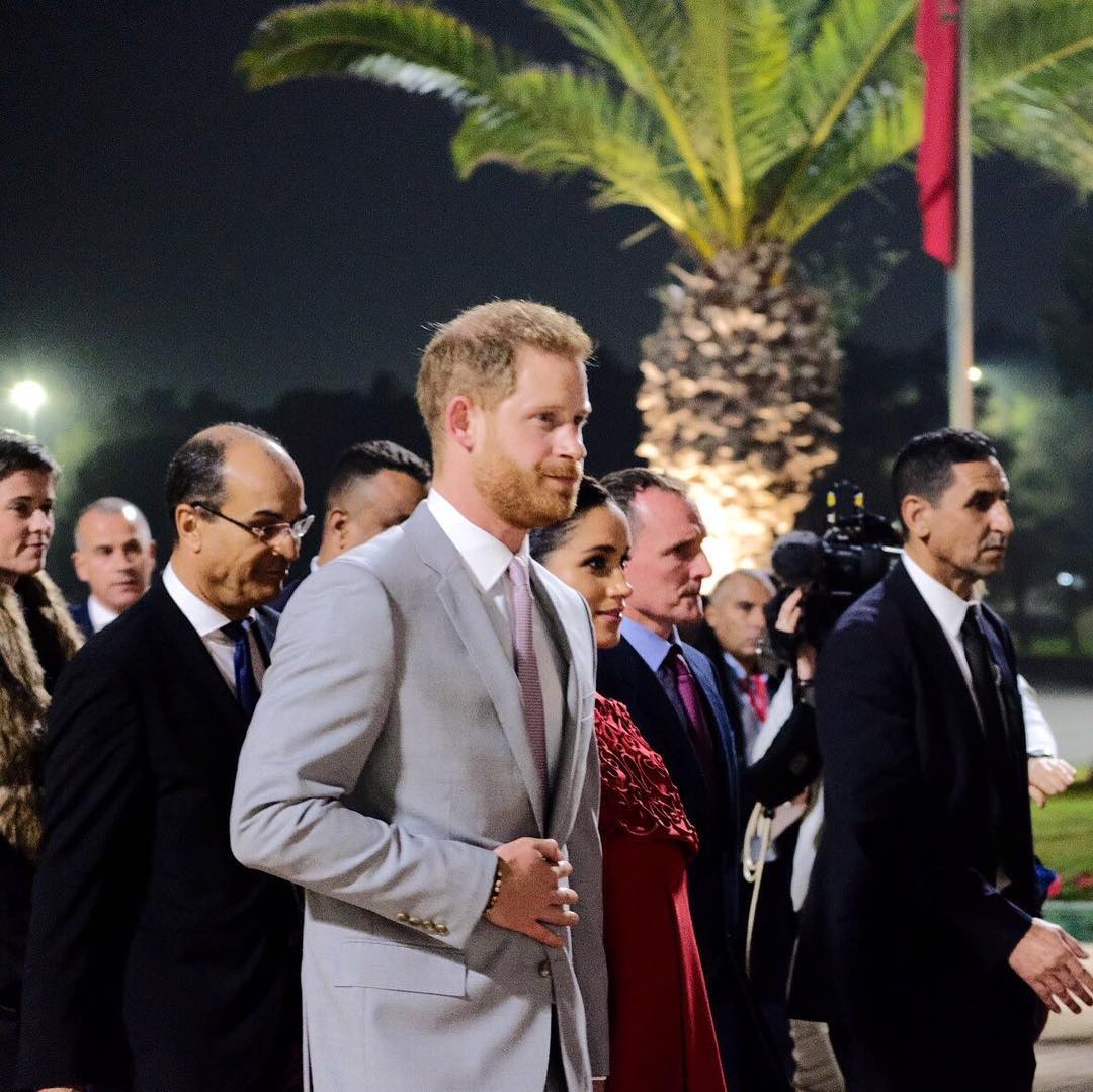 Меган Маркл в розкішній червоній сукні прилетіла в Марокко