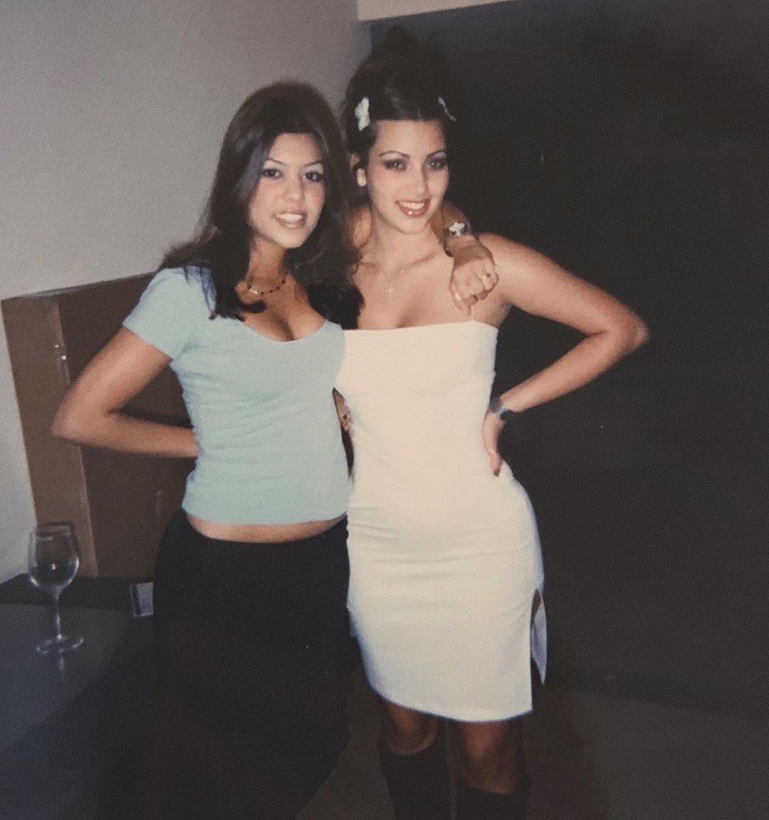 От дурнушки до королевы красоты: как менялась внешность сестер Кардашьян до и после пластики