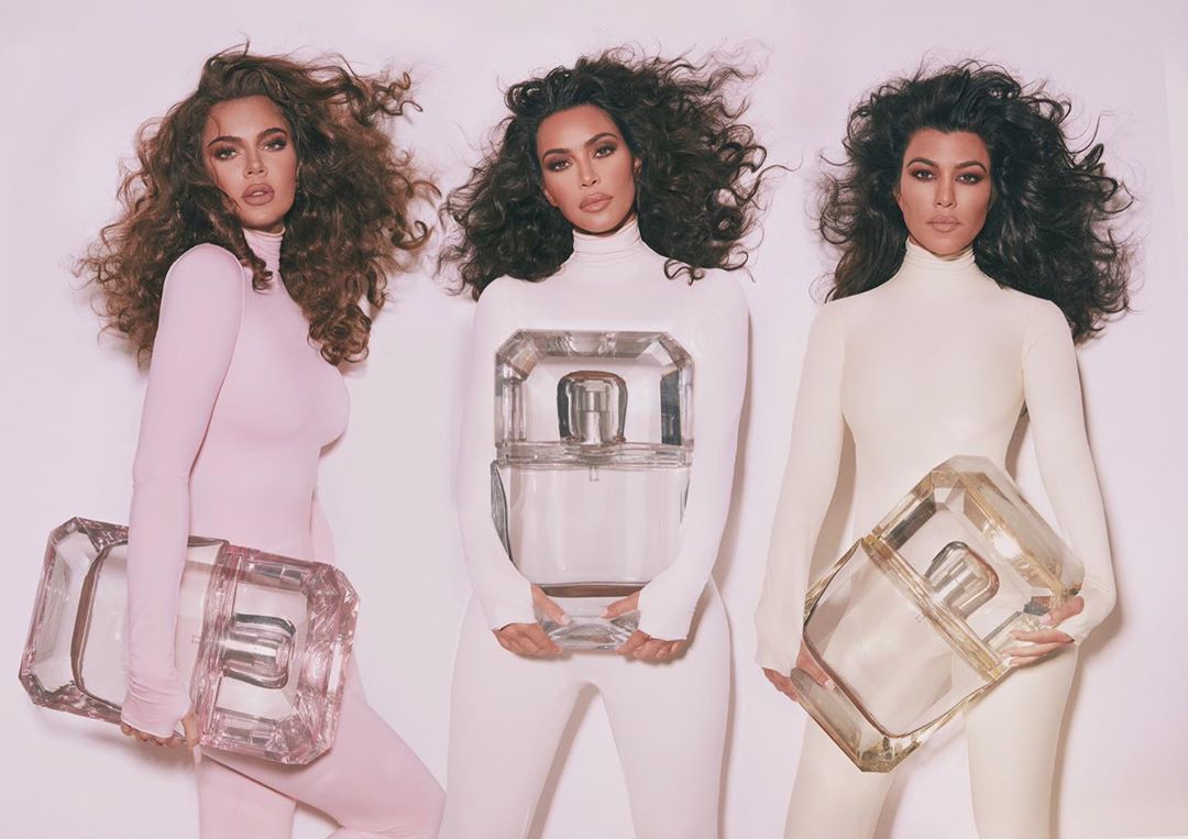 Невероятно похожи! Ким Кардашьян с сестрами снялись в соблазнительных образах для новой кампании