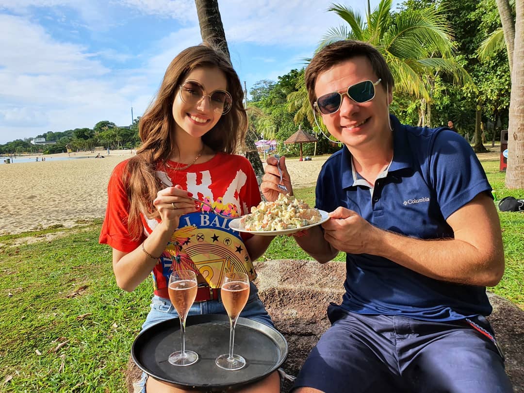 Оливье на пляже: жена Дмитрия Комарова устроила ему сюрприз на Новый год