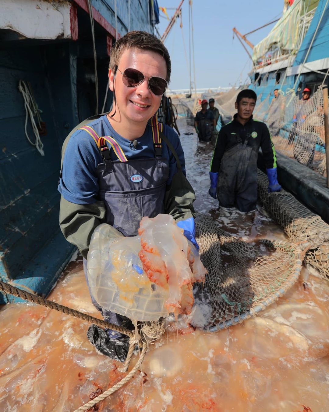 Молодая жена Дмитрия Комарова поделилась умиротворением на домашнем фото с книгой