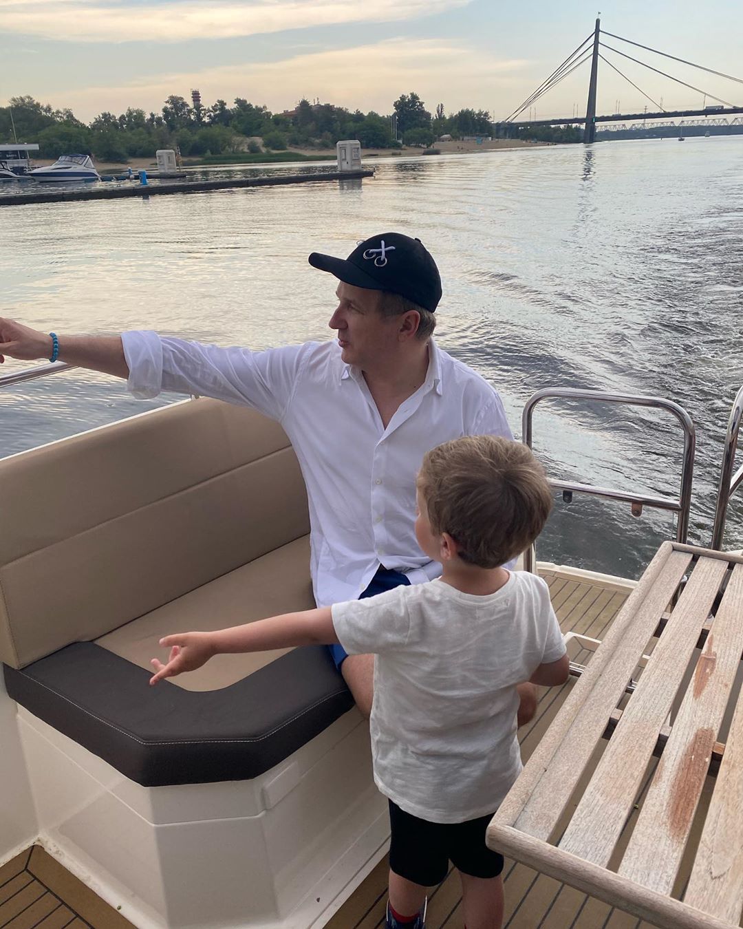 Красотка! Катя Осадчая в купальнике показала семейную прогулку по Днепру