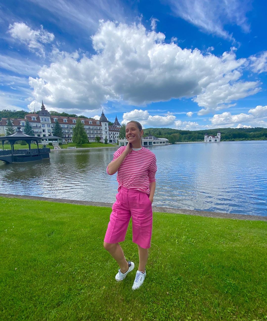 Як дівчинка: Катя Осадча в рожевому луці підкорила натуральною красою