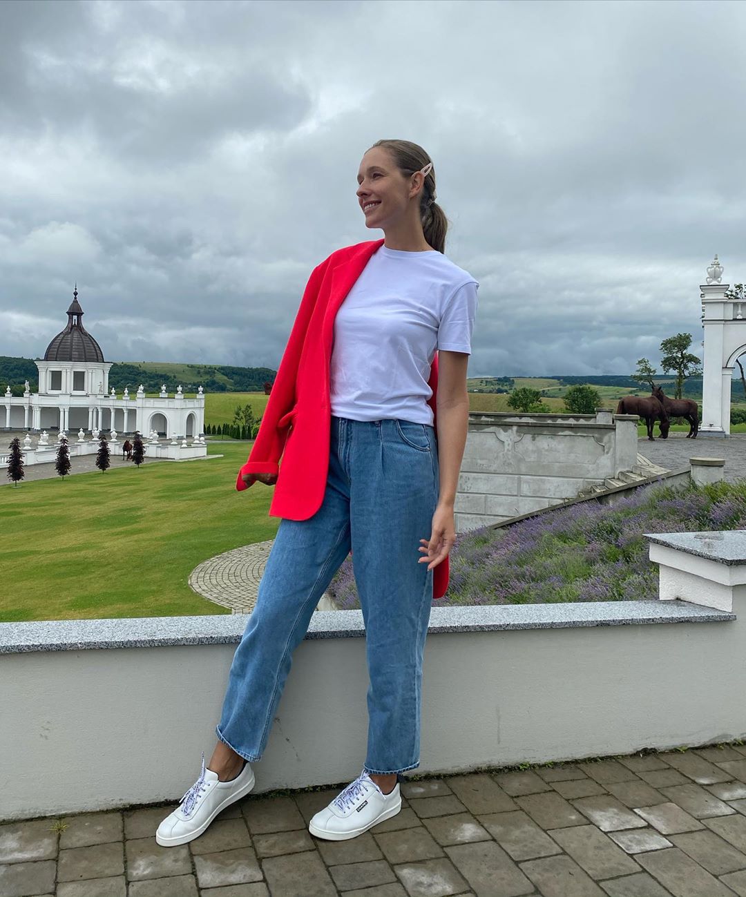 Як дівчинка: Катя Осадча в рожевому луці підкорила натуральною красою