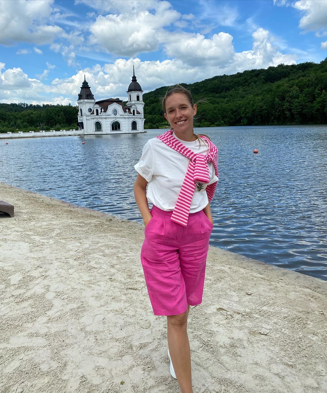 Як дівчинка: Катя Осадча в рожевому луці підкорила натуральною красою