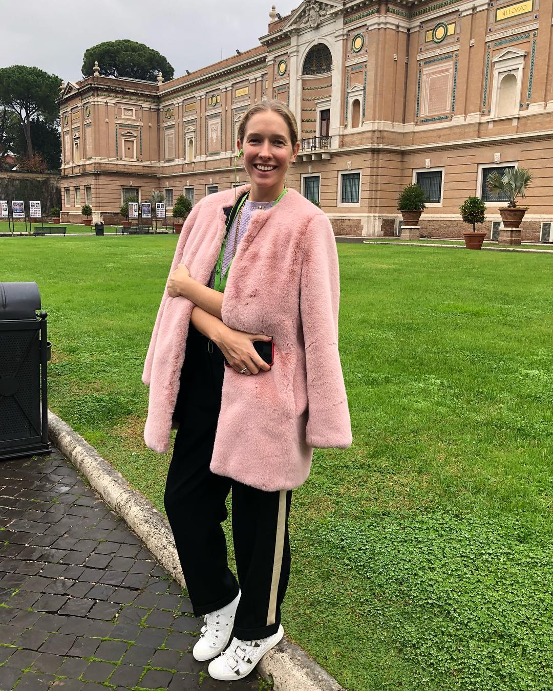 Осадча на тлі Пінакотеки у Ватикані