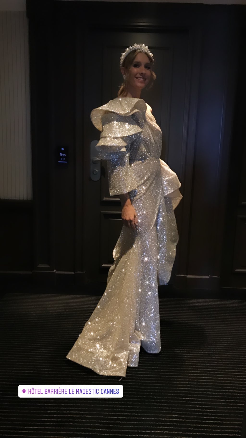 Розкішна Катя Осадча блищала під руку з українським режисером на червоній доріжці у Канах (фото)