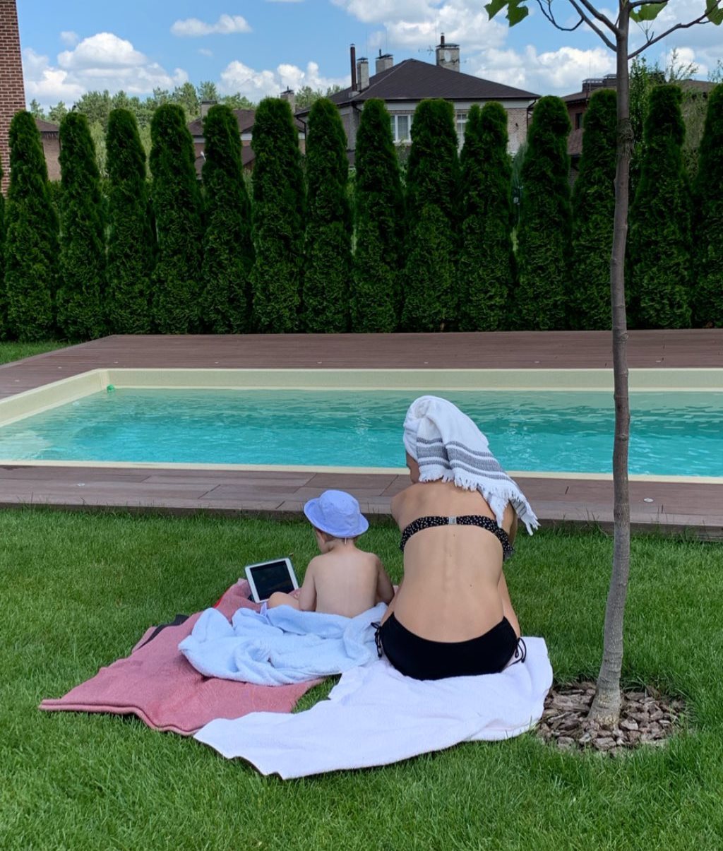 Катя Осадчая показала роскошный летний образ на фоне не менее прекрасного заката в Киеве