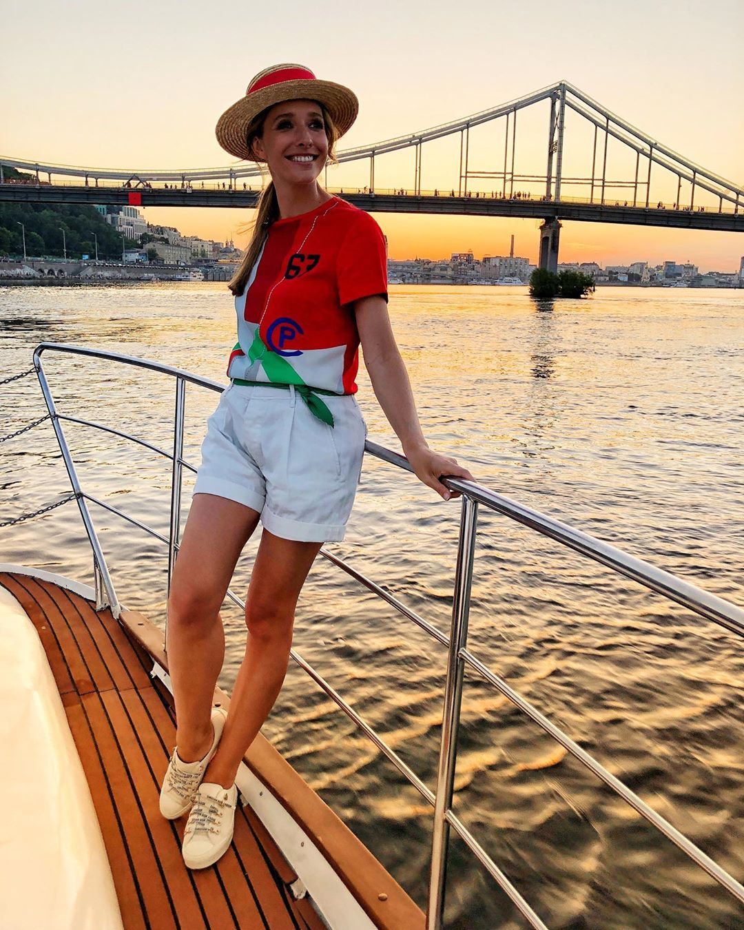 Катя Осадчая показала роскошный летний образ на фоне не менее прекрасного заката в Киеве