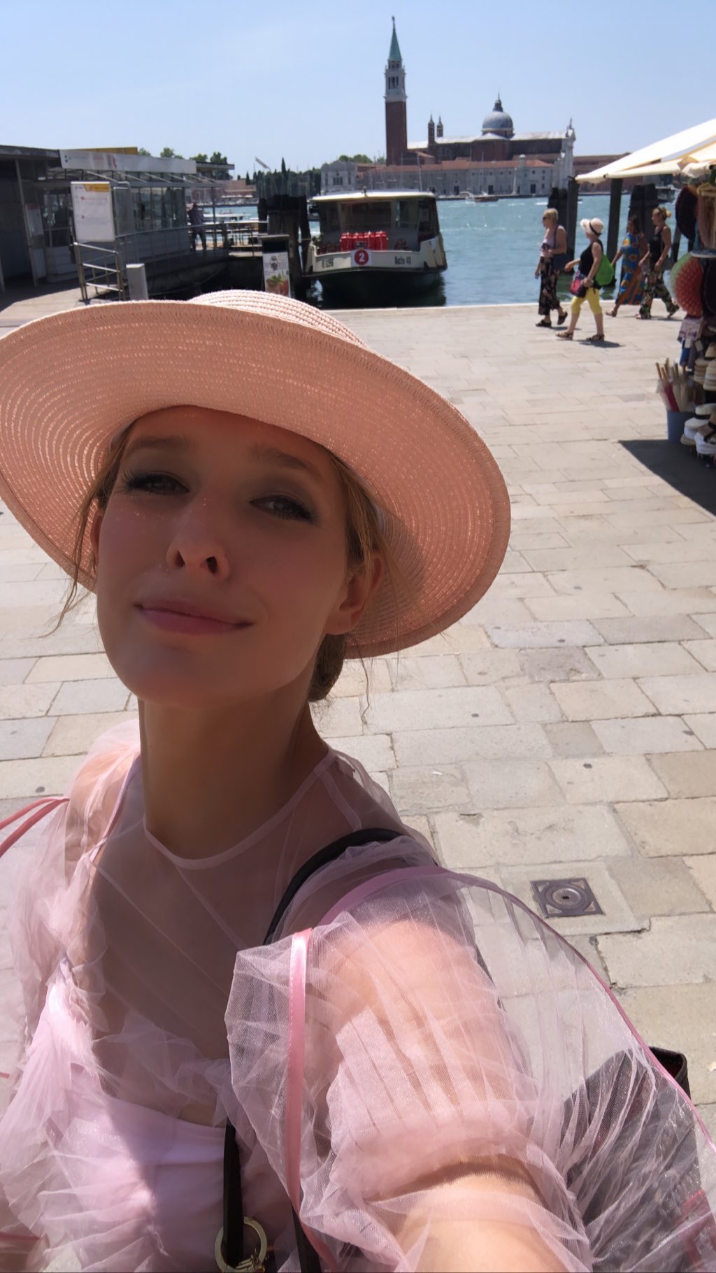 Итальянский марафон: Катя Осадчая восхитила нежным образом в воздушном платье