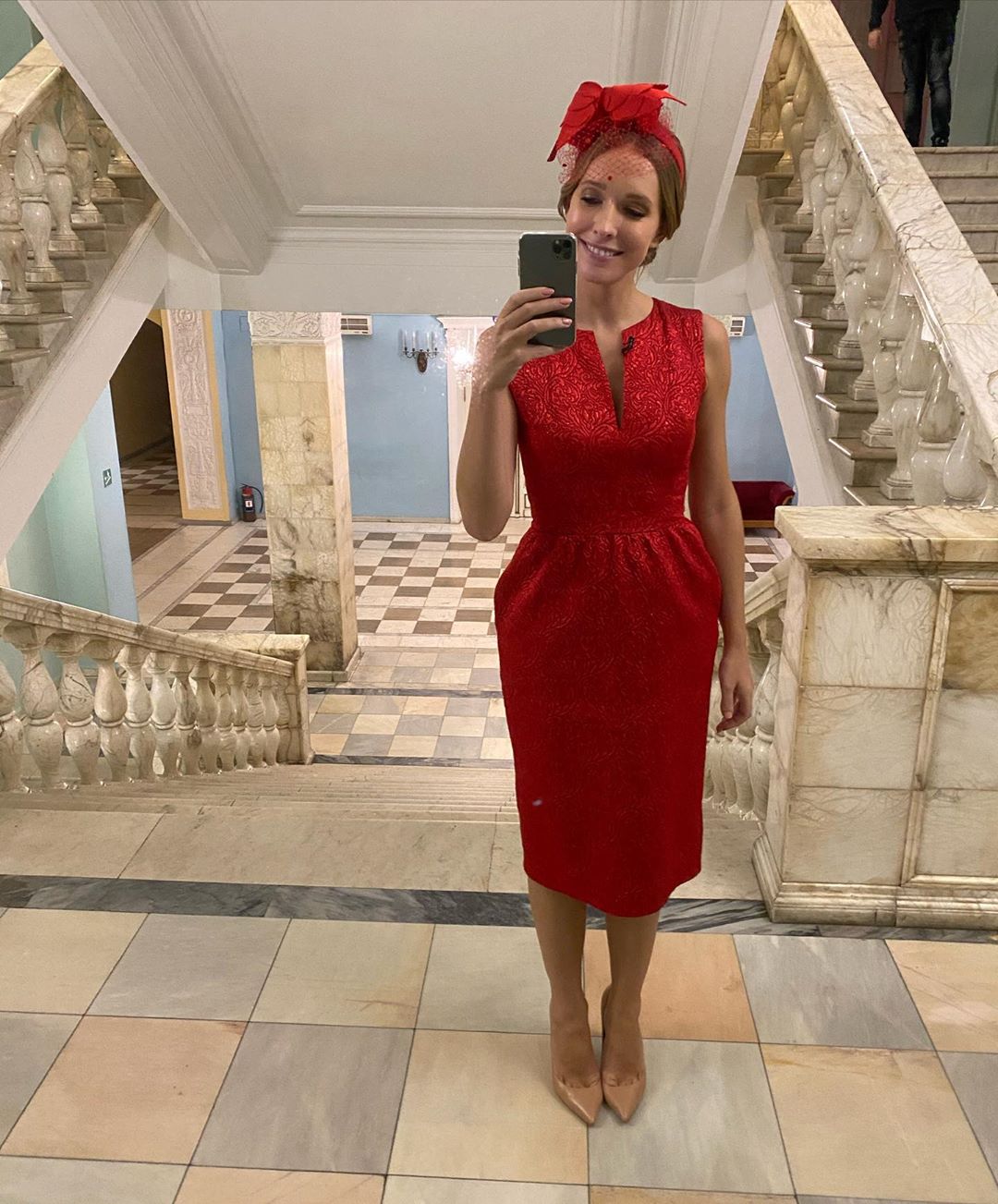 З корабля на бал: Катя Осадча блищала в червоному платті і капелюшку з вуаллю