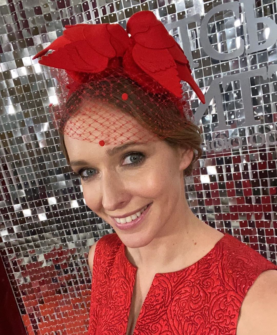 З корабля на бал: Катя Осадча блищала в червоному платті і капелюшку з вуаллю