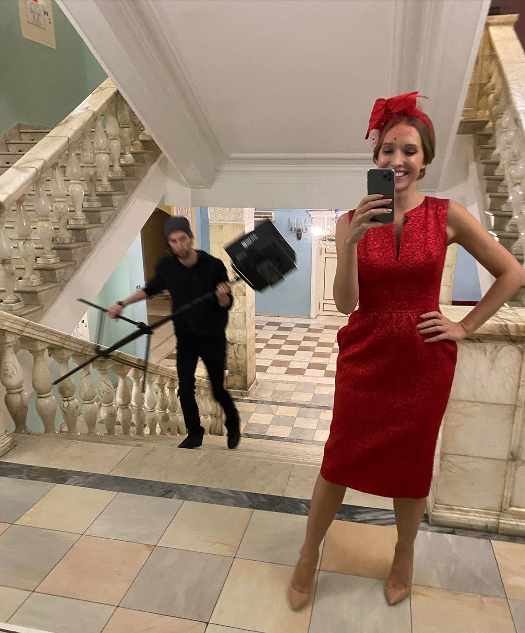 З корабля на бал: Катя Осадча блищала в червоному платті і капелюшку з вуаллю